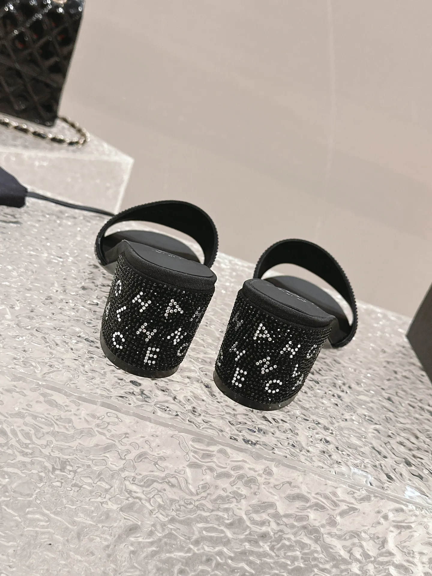 👟👟Ex-factory price 460👟👟 Women's shoes, women's clothing, Xiaoxiang, black rhinestones with large letters, Chanel rhinestone slippers, really such blingbling slippers full of diamonds, both classic and artistic, and can be styled according to your daily style. The characteristic is that the hot diamonds are particularly shiny. They are made with heavy craftsmanship and are not easy to fall off. They have a sexy and versatile temperament for ladies. Color: black, white. Heel height 5 cm. 35-41